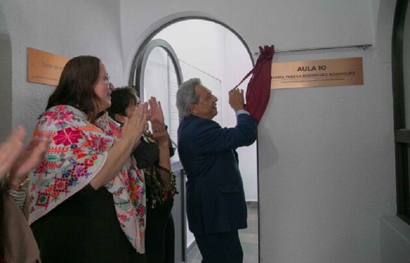 Secretaría de Cultura Devela Placa Conmemorativa por los 100 Años Del Natalicio de María Teresa Rodríguez