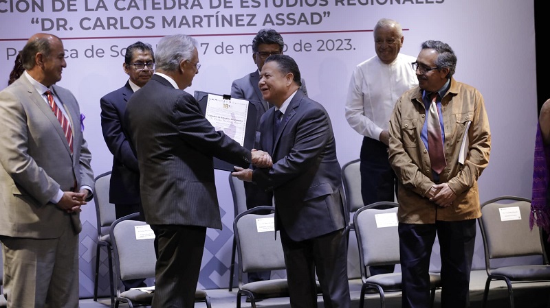 Participa Menchaca Salazar en la instalación de la Cátedra Carlos Martínez Assad