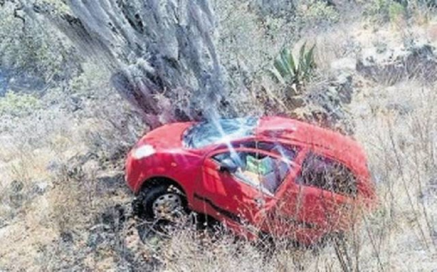 Reportaron Que un Auto Cayo a un Voladero Mediante  Llamada al Número De Emergencias: Dos Personas Lesionadas