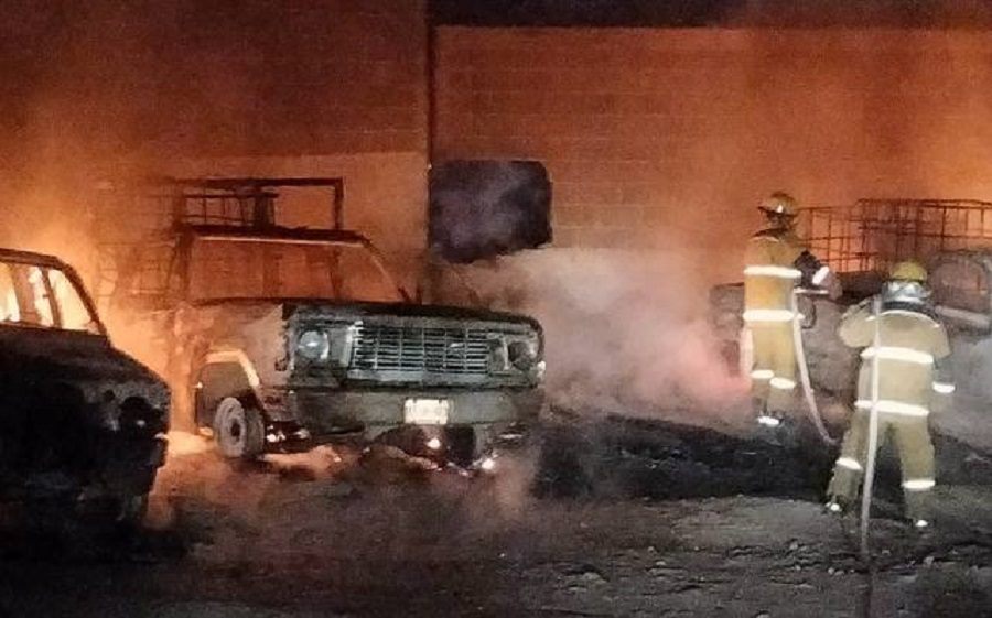 Incendio en Atitlaquia, se Calcinaron 4 Camionestas Huachicoleras