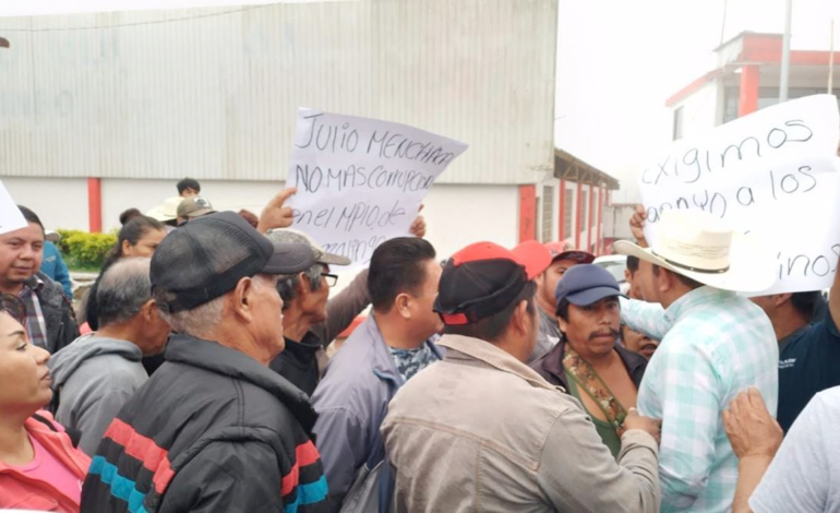 Napoleón González, Titular de Sedagroh Solo Entrega  Cheques del Seguro Catastrófico a Familiares del Edil de Huazalingo Julio Cesar González y Gente del PRI.