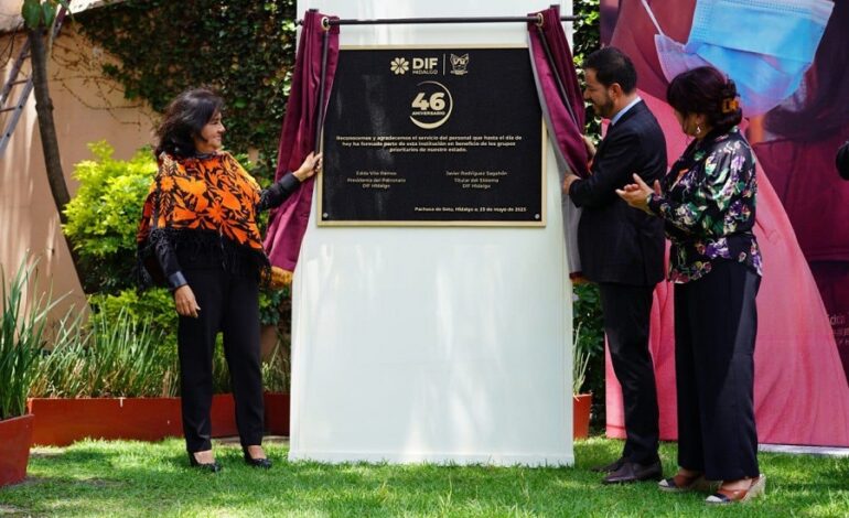 Edda Vite Ramos  Presidenta  del Sistema DIF Hidalgo,  Develó Placa  Para Festejar  46 Años de Servicio a los Hidalguenses