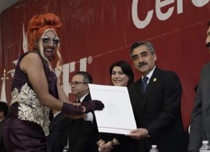 “Asistí a la ceremonia en drag para visibilizar y que la gente le dé ese respeto que merecemos”,