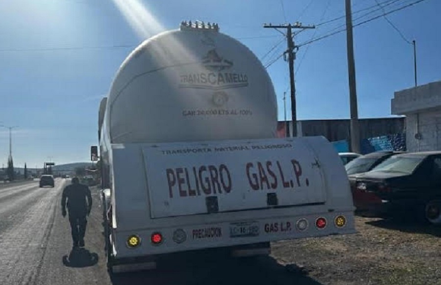 Pipa de Gas Conducida Como Alma que Lleva e Dablo la Detienen y Descubren que  transportaba “Huachigas”