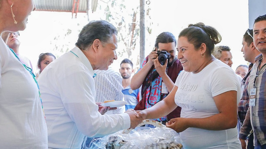 Gira del Gobernador a Pacula, Jacala , Entrega Apoyos, Rehabilitación de Escuelas. Ambulancia y Uniformes