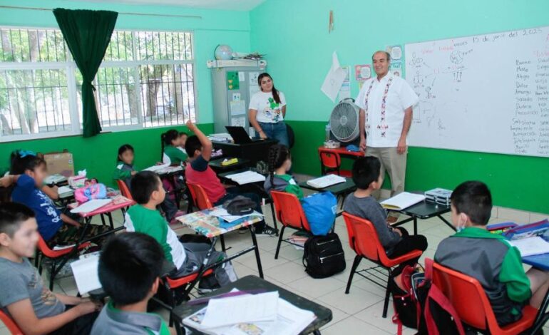 Natividad Castrejón Visitó Escuelas de Pacula