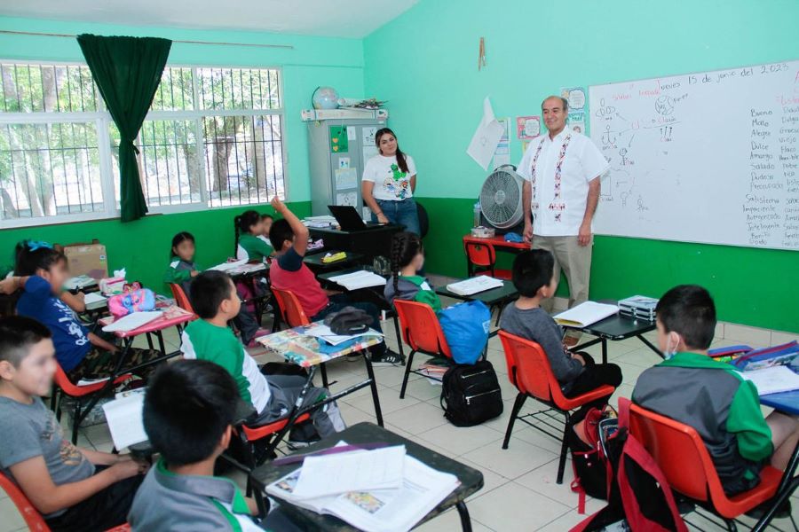 Natividad Castrejón Visitó Escuelas de Pacula