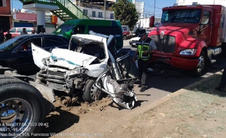 tractocamión se Quedó sin Frenos en la Bajada de San José, se Impactó con 7 vehículos, Solo Daños Materiales y un Herido