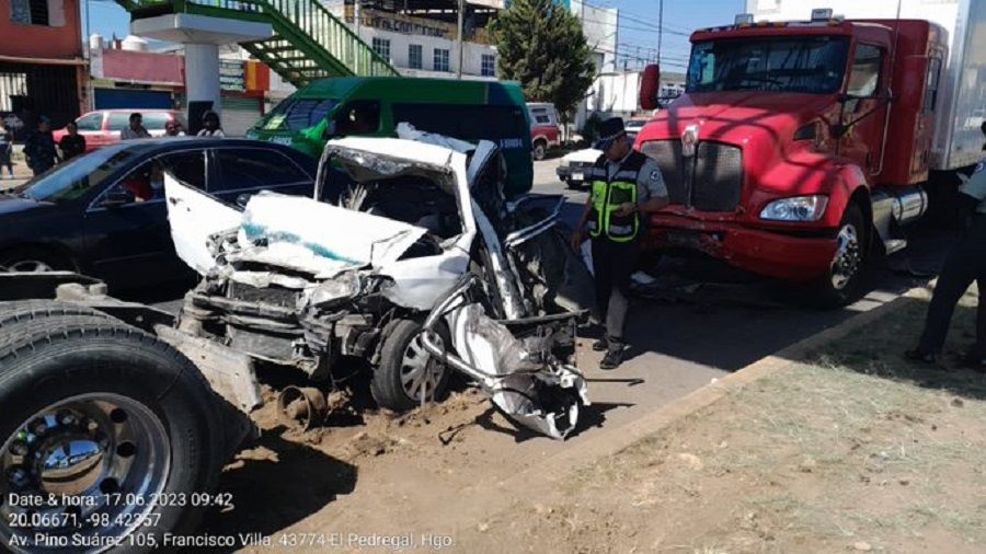 tractocamión se Quedó sin Frenos en la Bajada de San José, se Impactó con 7 vehículos, Solo Daños Materiales y un Herido