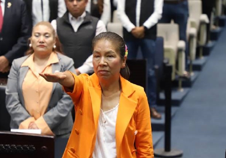 Protesta Ante el Congreso Local Estela Martinez San Juan, Como Presidenta municipal sustituta de Tasquillo concluirá el periodo municipal 2020-2024