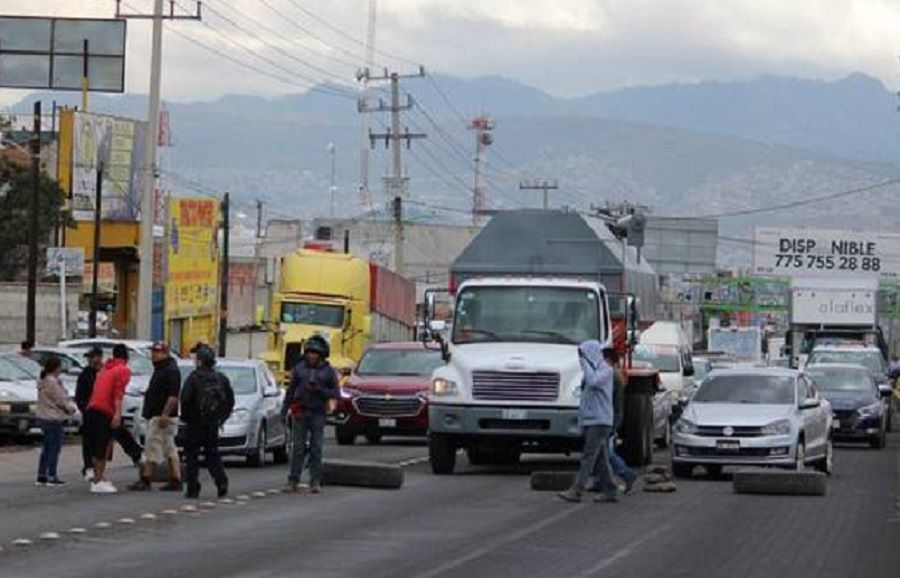 Vecinos de Tulancingo Bloquean la Vía México- Tulancingo, Exigen Solución al número de accidentes en la llamada “Bajada de la Muerte”.