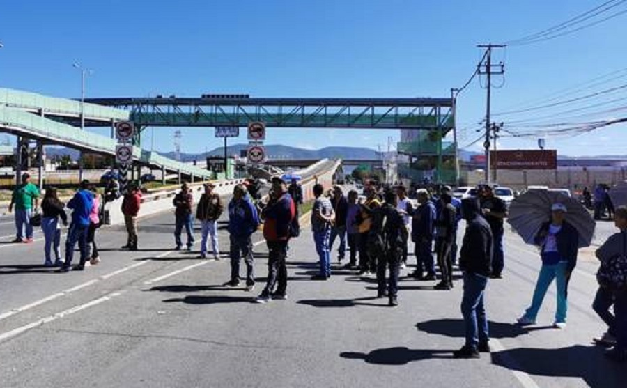 Comerciantes Bloquearon la Carretera México-Pachuca a la Altura de Plaza de Toros, Porque Plantaron Magueyes Para Impedirles Vender