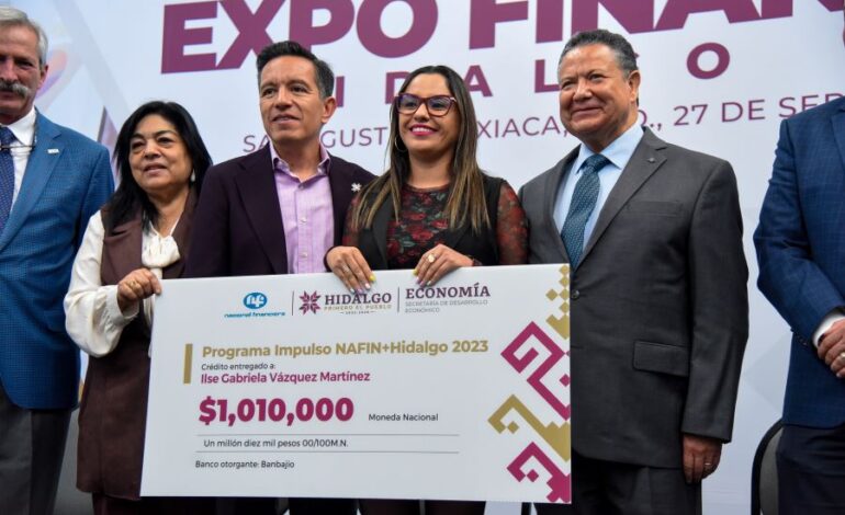 Entrega Menchaca Salazar Créditos en Beneficio de Empresas Hidalguenses