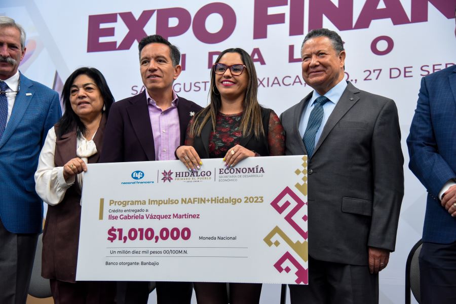 Entrega Menchaca Salazar Créditos en Beneficio de Empresas Hidalguenses