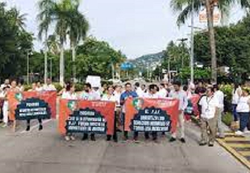 Diputados Desaparecen 13 Fideicomisos a la SCJN, Protestan Trabajadores en Pachuca, Bloquean el Bulevar Colosio