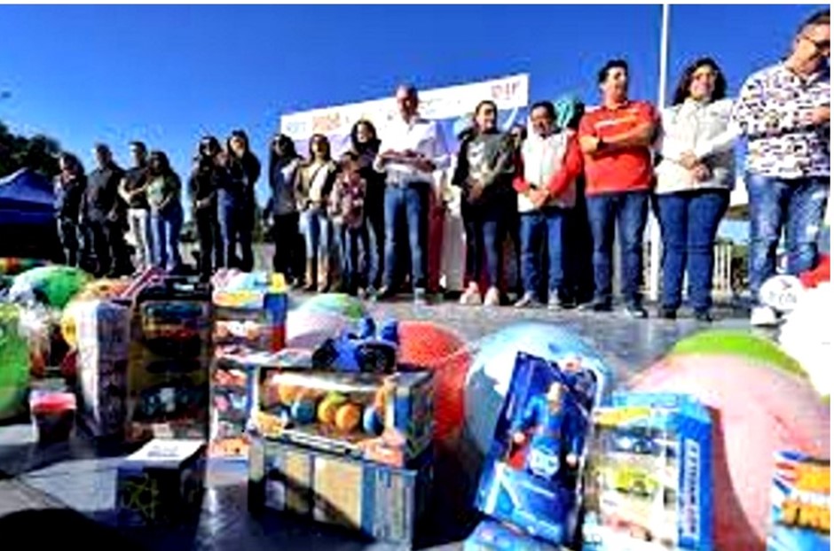 Sergio Baños Continua su Campaña Para Lograr la Relección en Pachuca, Ahora Recorre Colonias Regalando Juguetes