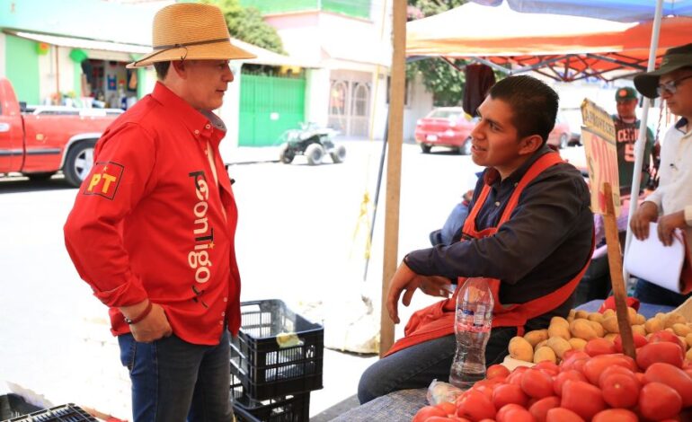 Adolfo Pontigo Visita a Comerciantes del Tianguis de la Plutarco