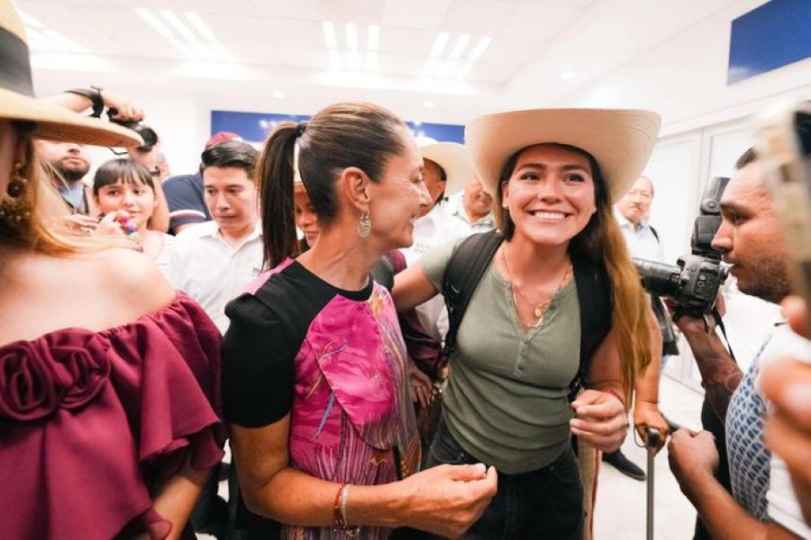 Cientos de Personas Reciben a Claudia Sheinbaum Con Música Alegre y Grandes Demostraciones de Apoyo en Zihuatanejo, Guerrero