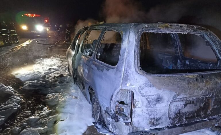 Bomberos Sofocan Incendio de un Vehículo Con Hidrocarburo