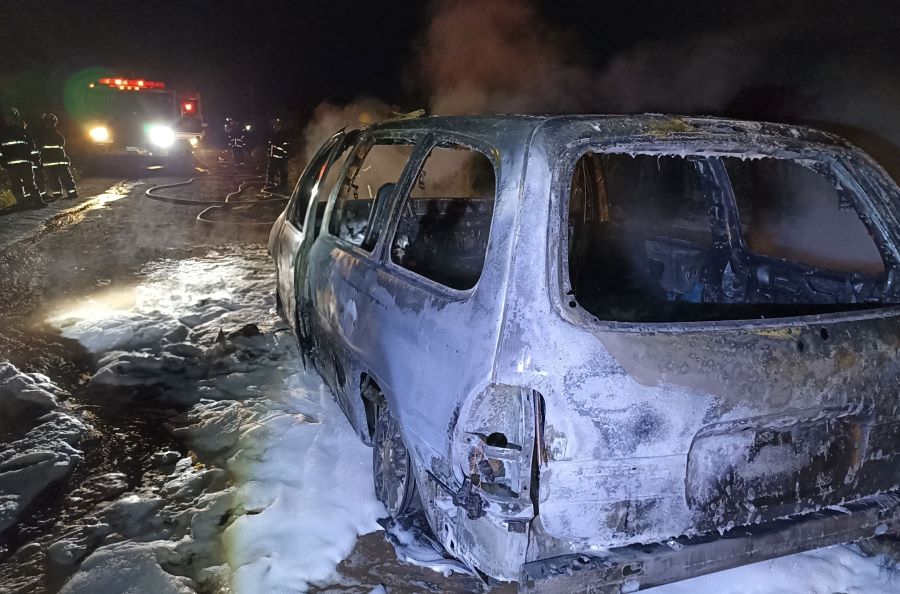 Bomberos Sofocan Incendio de un Vehículo Con Hidrocarburo