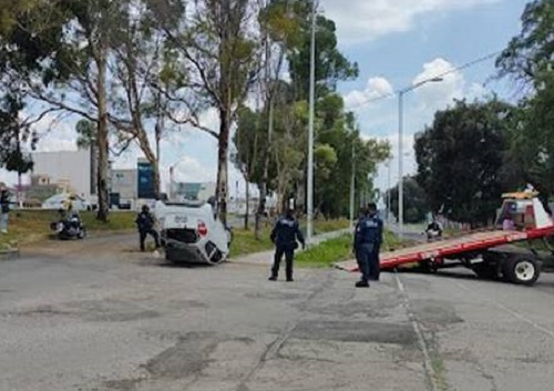 Aparentes Estudiantes de Medicina Volcaron Frente a un Colegio Particular Sobre el Bulevar Everardo Marquiez