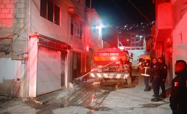 Bomberos Rescatan Hombre Atrapado en Incendio